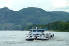 Rhine barge at Unkel