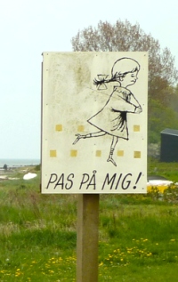 Pas Pa Mig - Danish Children Playing sign