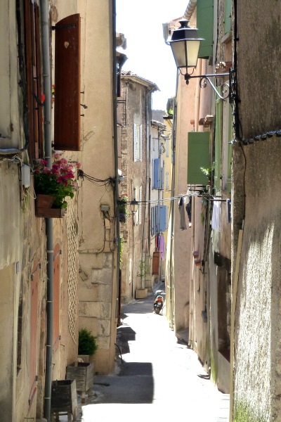 Aups narrow street