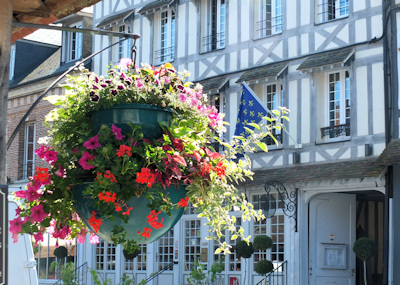 Lyon la Foret flower basket