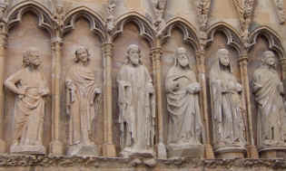 Saints on palace facade at Olite