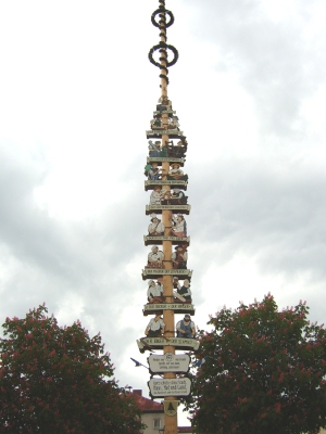 Viechtach decorated maypole